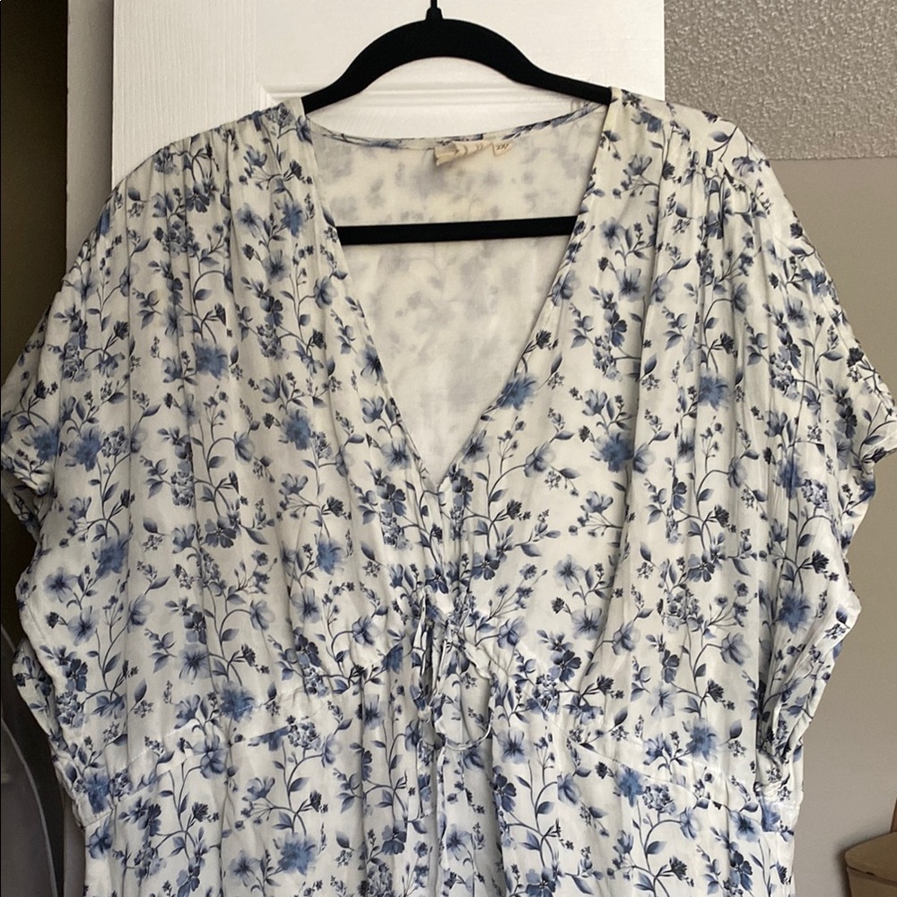 REISTOR Elegant Blue and White Maxi Dress with Flowing Silhouette